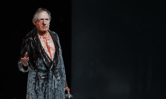 پاک کردن ۷۵۰ لیتر خون از صحنه تئاتر شهر! پاک کردن ۷۵۰ لیتر خون از صحنه تئاتر شهر!