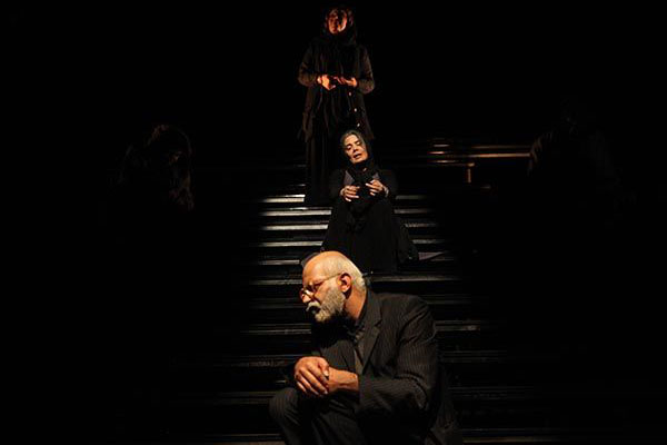 تئاتر آبی مایل به صورتی در هشتمین نشست نقد صحنه بررسی می شود