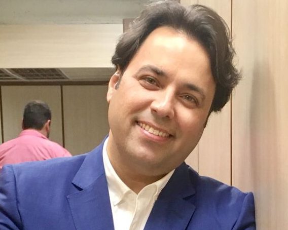 مولانیا «آمادئوس» را به روى صحنه مى برد