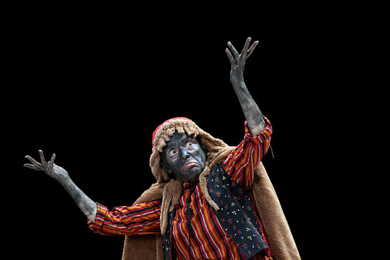 زیر پوست سیاه آدینه