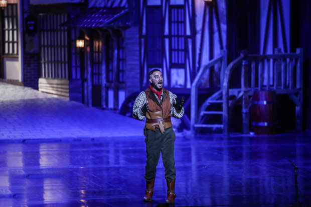 ستاره‌های سینما 75 هزار تماشاگر را به سالن تئاتر آوردند