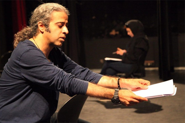 آقاخانی، اقتباسی از «گربه روی شیروانی داغ» را به صحنه می برد