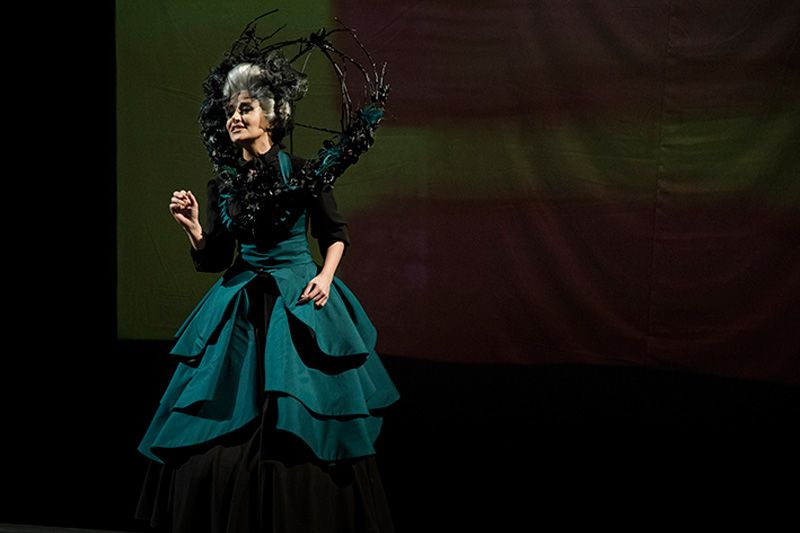 آمادئوس روایتی که در صحنه نشر می‌یابد