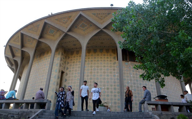 تمدید اجرای ۲ نمایش در تالار سایه