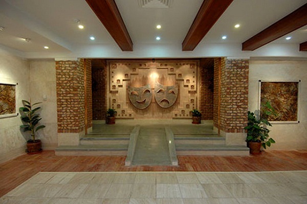 «درنیومده بوده» و «آمیز قلمدون» به اجرای خود در تماشاخانه ایرانشهر پایان دادند