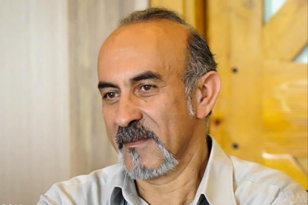 عادل بزدوده اسرار کتاب قرمز را برای جشنواره عروسکی آماده می‌کند