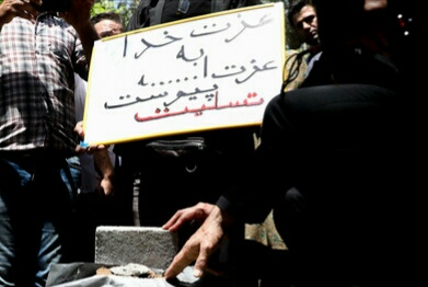 عزت الله انتظامی در کنار خسرو شکیبایی آرام گرفت