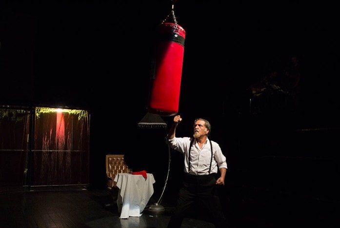 خسرو شهراز نمایش «دیگری» را ترک کرد/ انتقاد تند محمد حاتمی از رفتار غیرحرفه ای بازیگر تئاترش / کار بسیار غیر حرفه ای کرد!