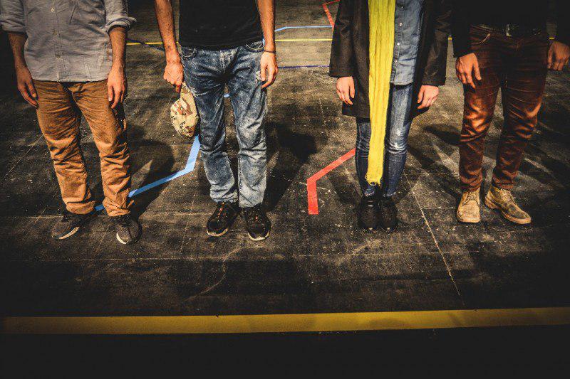 «از خط زرد فاصله بگیرید» در مرکز تئاتر مولوی روی صحنه می رود