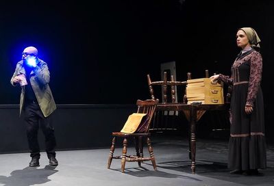 نقدی بر نمایش «او» به کارگردانی آرش دادگر/ سرگیجه یا فرو شدن در کلاف سردرگم