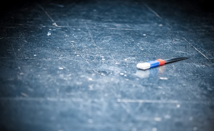 نقد نمایش «باد می‌وزد» به نویسندگی و کارگردانی امیرنجفی/ آشوب در مینی‌مالیسم