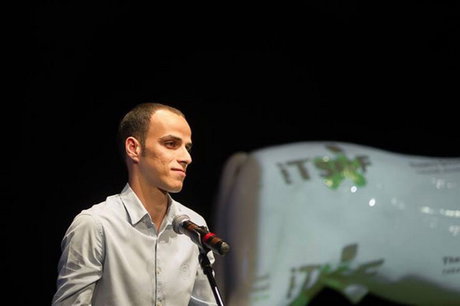 جابر رمضانی «مویِ سیاهِ خرسِ زخمی» را روی صحنه می‌برد