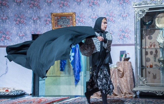 نمایش «همین حوالی» ویژه جامعه هنرمندان اجرا می‌شود