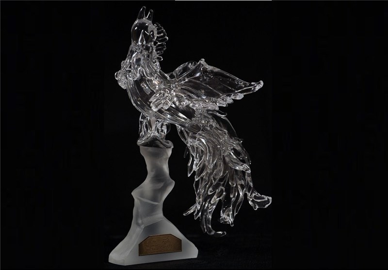 تندیس‌های جشنواره فیلم فجر حاشیه‌ساز شد/گلایه هنرمندان صنایع دستی وطنی از سیمرغ‌های بلورین خارجی