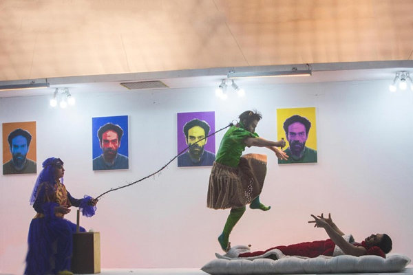 تغییر زمان اجرای نمایش «وقتی خروس غلط می‌ خواند»