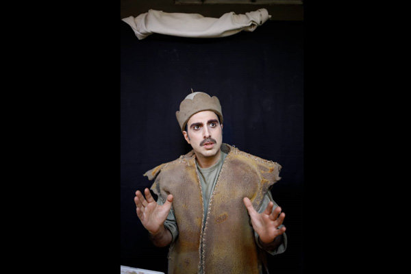 پولاد کیمیایی با «چند و چون به چاه رفتن چوپان» روی صحنه می‌رود