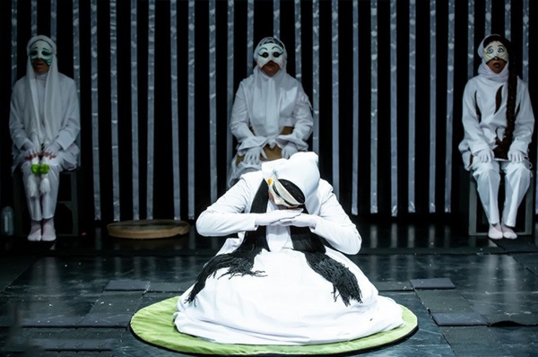 قربانیِ اسیدپاشی بازیگر تئاتر شد/ اجرای نمایشی با ۱۲ بازیگر نابینا