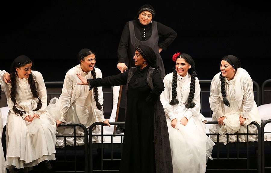 خانه برناردا آلبا نمایانگر خفقان یک رژیم دیکتاتوری است