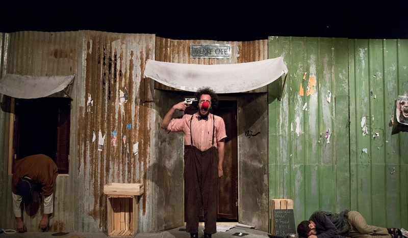 نقد نمایش «اقلیت» به کارگردانی پدرام صمدی / همزیستیِ مسالمت‌آمیزِ کاریکاتورها