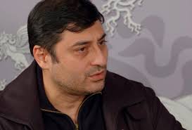 پشت میز می‌نشینند و تئوری‌های عجیب و غریب می‌دهند!