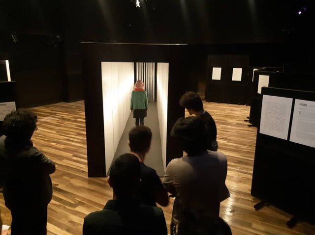 بازیگر این تئاتر شمائید / لطفاً طبق دستورالعمل اجرا کنید