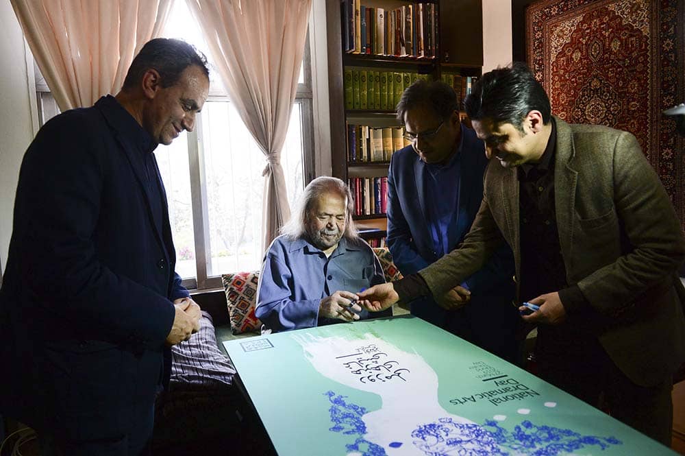 محمدعلی کشاورز پیام روز ملی هنرهای نمایشی را امضاء کرد + فیلم