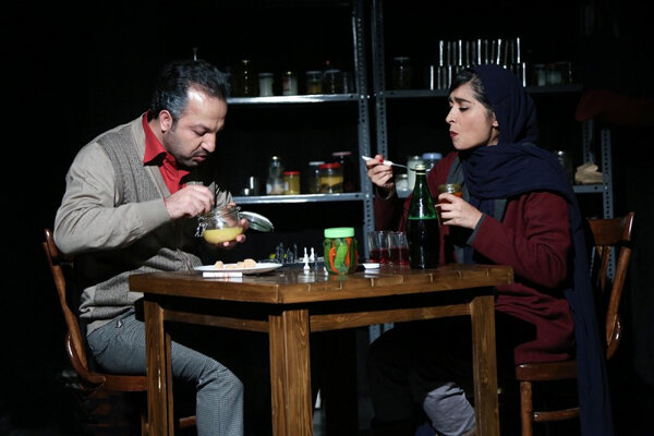 «در انتظار نمایش» در تماشاخانه صحنه آبی به روی صحنه رفت