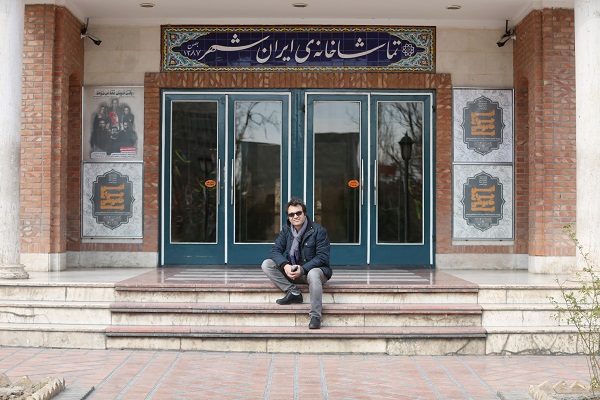 کیومرث مرادی پس از سه سال به تماشاخانه ایرانشهر باز می‌گردد