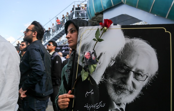 از جواد یساری تا عادل فردوسی‌پور در مراسم یادبود جمشید مشایخی