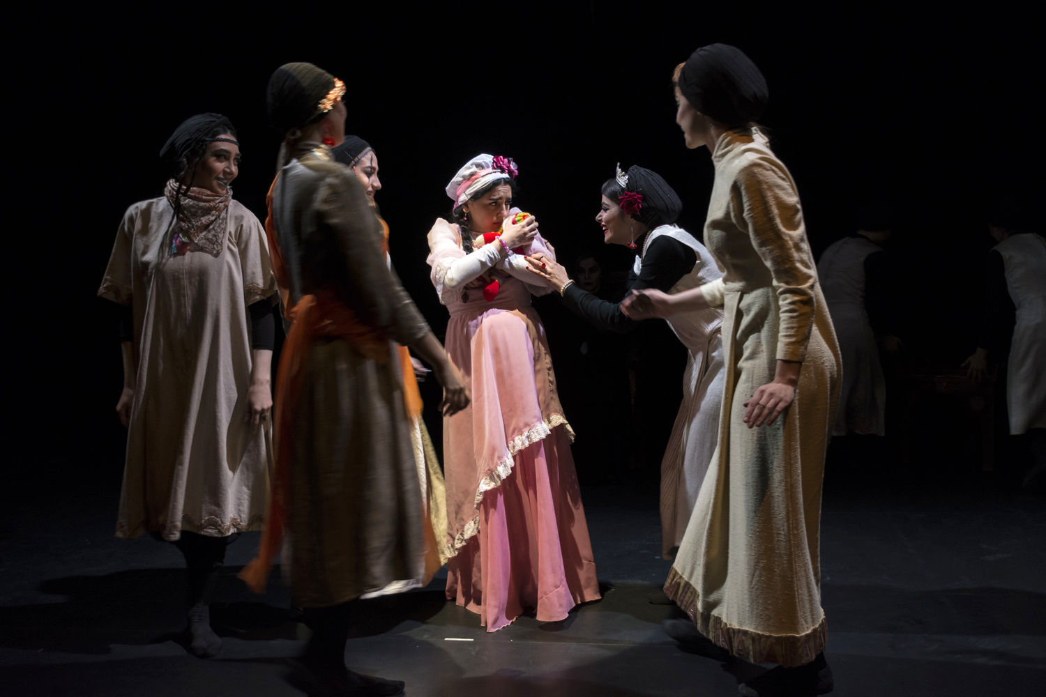 شانزده نمایش در تماشاخانه‌های تهران روی صحنه آمدند