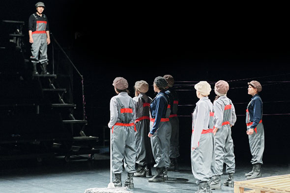 افتخار می‌كنم در روزگار شوخی‌های سخيف شعار بدهم