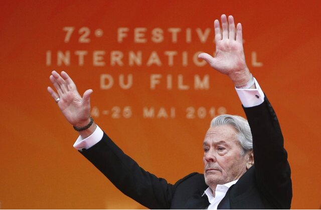 اعتراض به «آلن دلون» به فرش قرمز جشنواره کن رسید