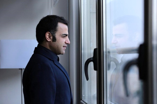 از صد و خرده‌ای نمایش که هر شب روی صحنه می‌رود چند موردشان یک انسان دردمند را تصویر می‌کنند؟