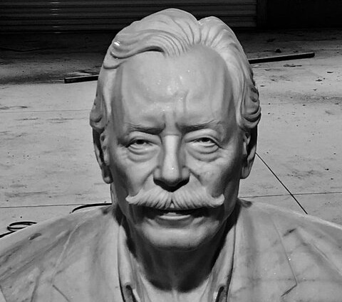 اظهار نظر فرزند جمشید مشایخی درباره سردیس اصلاح‌شده پدر