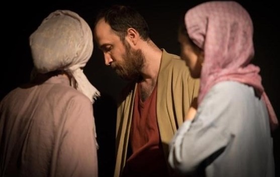 نقد نمایش پروانه الجزایری/ چرخش زمان بر لنگه در نقد نمایش پروانه الجزایری/ چرخش زمان بر لنگه در