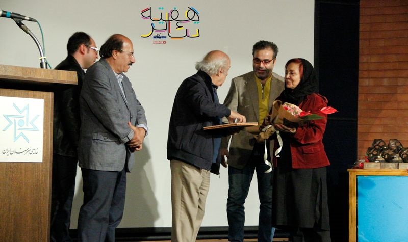 مدالیوم انجمن نمایشگران خیابانی به ژاله کاظمی اهدا شد