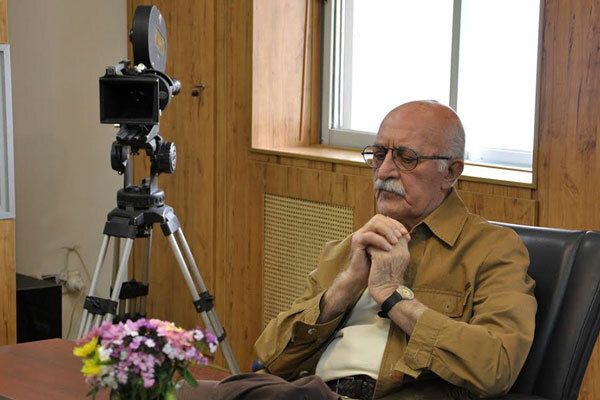 کامران شیردل مستندهای خود را به مرکز گسترش اهدا کرد