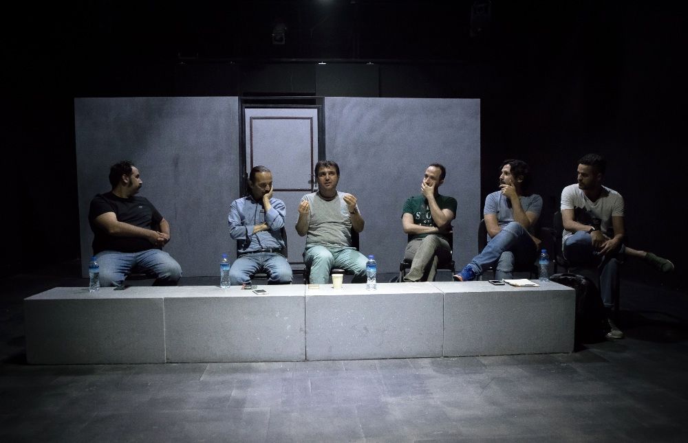 نمایشی برآمده از اجتماع یا روایتی گسسته از جهان خطی / «پروانه الجزایری» در دوشنبه‌های نقد تئاتر بررسی شد