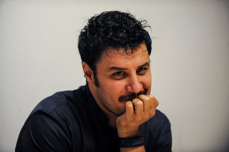 حضور جواد عزتی در آغاز یک نمایش