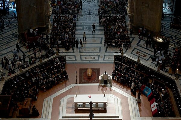 علاقه‌مندان زفیرلی با فیلمساز محبوبشان وداع کردند