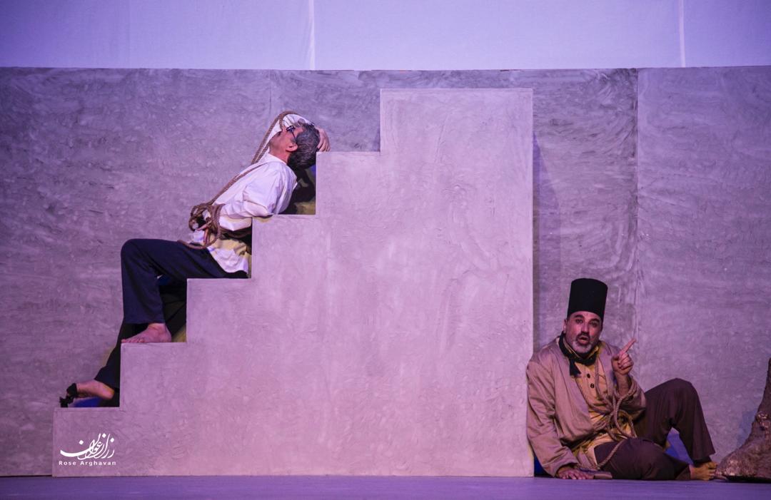 نگاهی به نمايش «چشم بهراه ميرغضب»/ نقد دروغ و مردم؛ اصلا هر كی! به ما چه؟! نگاهی به نمايش «چشم بهراه ميرغضب»/ نقد دروغ و مردم؛ اصلا هر كی! به ما چه؟!