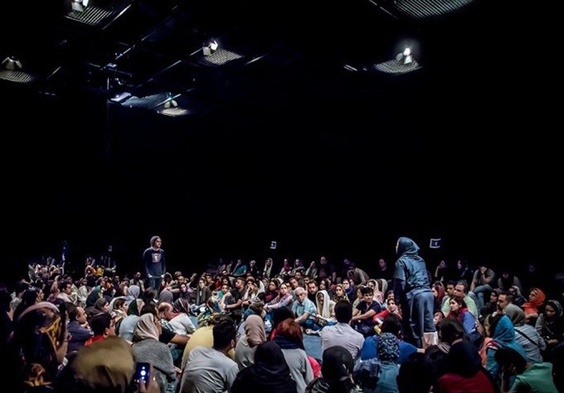 تئاتر «عاشقانه‌های خیابان» / مانور ابتذال بر تن سوخته دستفروشان مترو