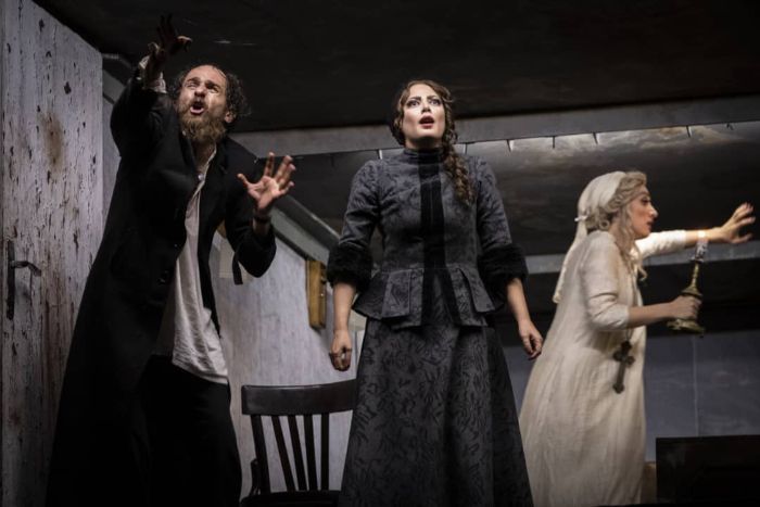 نگاهی به نمايش «جنايات و مكافات»/ رستگاری درونی آقای راسكلنيكوف نگاهی به نمايش «جنايات و مكافات»/ رستگاری درونی آقای راسكلنيكوف