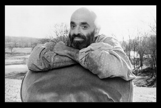 شل سیلور استاین فقید از مترجم خود روی صحنه تئاتر تجلیل کرد