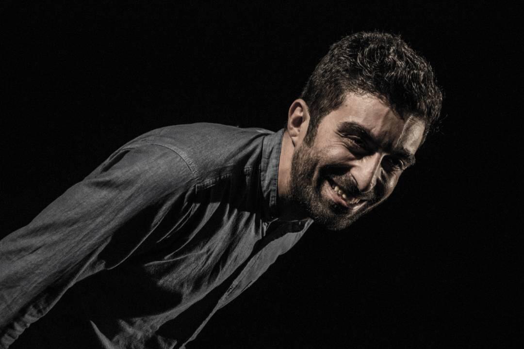 کمدی «فرمالیته» را روی صحنه می‌رود