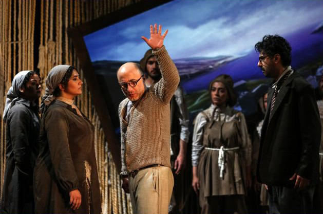 نقدی بر نمایش فرشته تاریخ به کارگردانی: محمد رضایی راد / «ژستی در میانه‌ی تاریخ»