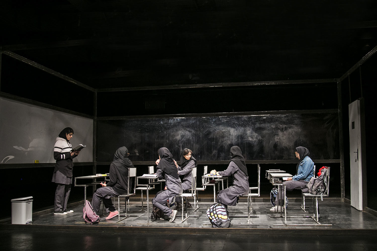 حبس پشت نيمكت‌های آهنی مدرسه