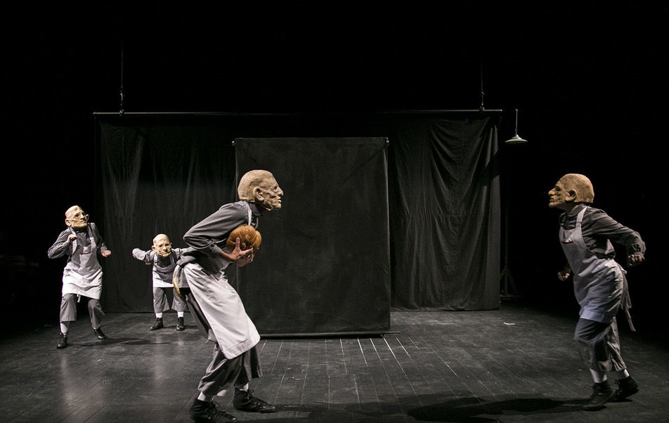 نگاهی به تازهترين اجرای نصير ملكی جو / آن «نان» كه آجر میشود نگاهی به تازهترين اجرای نصير ملكی جو / آن «نان» كه آجر میشود