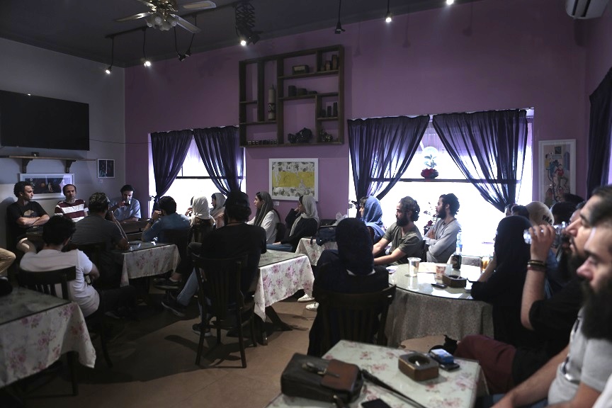 می‌خواهم جایی در میانه خوانش‌های چپی و راستی بایستم