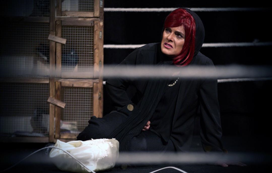 نقد و بررسی نمایش «اَتینا» به کارگردانی حسین دیردار / ابتذال عوام‌زدگی در سایه‌ی تئاتر نکبتی